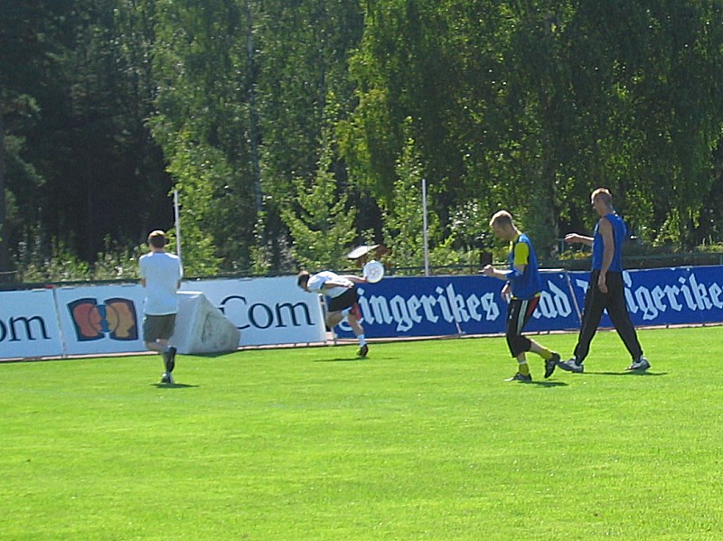 Adrian Oleson (Hønefoss) scorer
